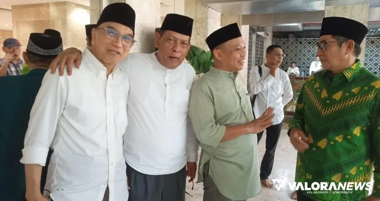 Ketua Syarikat Islam (SI) Bukittinggi, Tuanku Rismaidi foto bersama sejumlah tokoh SI, usai menghadiri seminar Nasional 100 Tahun Pahlawan Nasional Haji Agus Salim, Jumat. (humas)