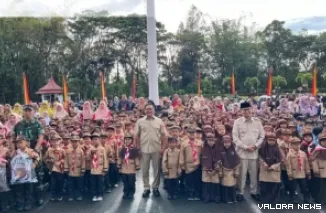 Wali Kota Bukittinggi, Ramlan Nurmatias dan Ibnu Azis (Wawako) serta jajaran, foto bersama usai penyerahan secara simbolis bantuan perlengkapan sekolah gratis untuk siswa SD di halaman balai kota, Kamis. (humas)
