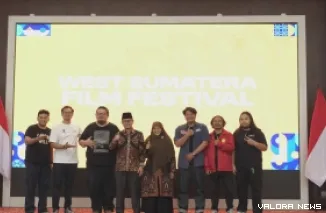 Wawako Bukittinggi, Ibnu Azis foto bersama dengan panitia West Sumatra Film Festival (WSFF) 2025 usai pembukaan festival, di Balairung Rumah Dinas Wali Kota, Sabtu. (humas)