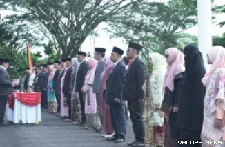 Wako Bukittinggi, Ramlan Nurmatias mengambil sumpah jabatan 24 orang pejabat eselon III dan IV di lingkungan Pemerintah Kota Bukittinggi di halaman kantor balaikota, Rabu. (humas)