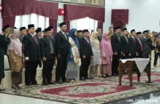 Sekdaprov Sumbar, Arry Yuswandi melantik 53 pejabat administrator dan pengawas di lingkungan Setdaprov Sumbar, di auditorium gubernuran, Selasa. (humas)
