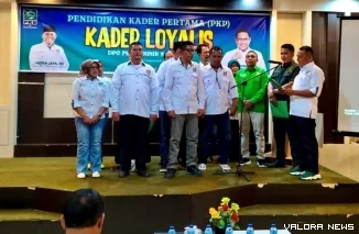 Ketua DPC PKB Kabupaten Pesisir Selatan Indra Jaya (paling kanan) melantik Pengurus Lembaga Kaderisasi Kabupaten (LKK) di Painan, Sabtu (27/9/2025). FOTO: tusrisep