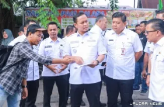 Wali Kota Pekanbaru, Agung Nugroho didampingi sejumlah staf, meninjau kondisi Pasar Palapa di Durian, Rabu. (humas)