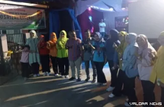 Anggota DPRD Padang, Yosrizal Efendi bersama Amrizal Rengganis (Camat Nanggalo) dan ibu-ibu Komplek PSG, foto bersama usai kegiatan reses daerah pemilihan, Sabtu malam. (istimewa)