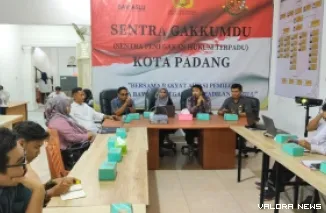 Ketua Bawaslu Padang, Eris Nanda dan jajaran beserta Ketua Tim Monev Keterbukaan Informasi KI Sumbar, Mona Sisca di kantor Bawaslu Padang, Rabu. (veby rikiyanto)