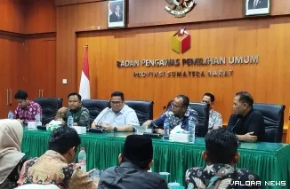 Ketua Bawaslu RI, Rahmad Bagja memberikan arahan pada Rapat Dalam Kantor yang digelar Bawaslu Sumbar, Sabtu siang. Rapat ini dihadiri komisioner Bawaslu kabupaten/kota dan staf terkait. (mangindo kayo)