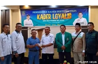 Ketua DPC PKB Pessel Indra Jaya menyerahkan bantuan pembangunan ke Pengurus Mushola Mujahidin Buya Madi di Painan, Sabtu (27/9/2025). FOTO: Dok DPC PKB Pessel