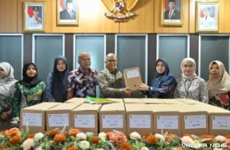 Plt Kepala Biro Adpim, Dirse Novera serahkan 55 box arsip inaktif tahun 2023 kepada Kepala Biro Umum, Edi Dharma di ruang kerja Biro Adpim, Kamis.  (humas)