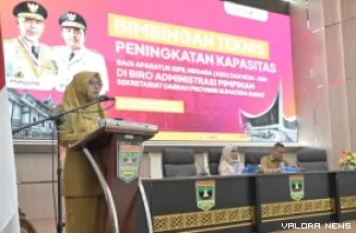 Plt Kepala Biro Adpim, Dirse Novera membuka Bimtek Peningkatan Kapasitas Aparatur dalam rangka memperkuat kapasitas dalam penyiapan materi publikasi dan komunikasi publik, di aula kantor gubernur, Selasa.  (humas)