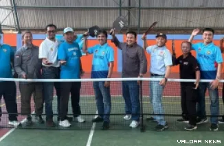 Sekretaris Daerah Kota Bukittinggi, Rismal Hadi foto bersama pengurus IPF Sumbar, usai pembukaan Kejurda Pickleball tingkat pelajar se-Sumatera Barat Tahun 2025 di GOR Bermawi, Ahad. (humas)