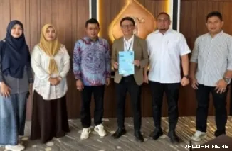 Dirut Telkomsel, Nugroho menerima proposal pembangunan 6 unit BTS dari Bupati Solok, Jon Firman Pandu, Selasa. Ikut hadir, Andre Rosiade (anggota DPR RI), Teta Midra (Kadis Kominfo Solok), Fitria Fenti (Kabid APTIKA) dan Iskan Novis (Ketua F_Gerindra).