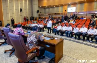 Ketua DPR RI, Puan Maharani berdialog dengan perwakilan KSPI dan KSPSI ditengah aksi unjuk rasa buruh di gedung parlemen itu, Senin. (humas)
