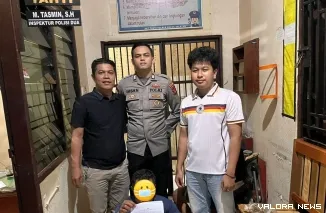 Tersangka di duga pelaku pencabulan anak dibawah umur saat diamankan di Mapolres Solok Selatan