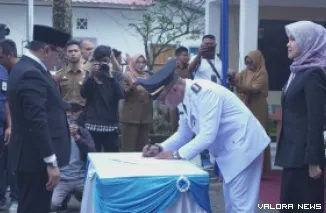 Wako Bukittinggi, Ramlan Nurmatias saksikan Hendra Eka Putra tandatangani berita acara serah terima jabatan di halaman kantor camat ABTB, Selasa. (hamriadi)