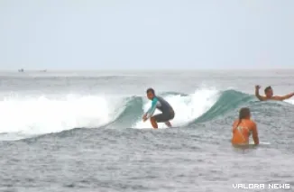 Wisatawan asing tengah menikmati ombak Mentawai.