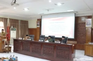 Wako Bukittinggi, Ramlan Nurmatias membacakan jawaban atas pandangan umum anggota fraksi DPRD Bukittinggi tentang Rancangan Perubahan APBD Tahun 2025, Selasa. (hamriadi)