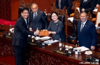 Ketua DPR RI, Puan Maharani menerima bundel rincian UU APBS Tahun 2026 dari Menteri Keuangan, usai rapat paripurna persetujuan RAPBN 2026, Selasa. (humas)
