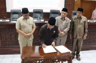 Ketua DPRD Bukittinggi, Syaifu Efendi disaksikan Ramlan Nurmatias (Wako) serta unsur pimpinan lainnya, menandatangani berita acara pengesahan Perubahan ABPD 2025, dalam rapat paripurna, Senin. (humas)