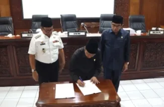 Ketua DPRD Bukittinggi, Syaiful Efendi tandatangani berita acara pengesahan sejumlah Ranperda pada rapat paripurna yang juga dihadiri Wali Kota, Ramlan Nurmatias, Kamis. (hamriadi)