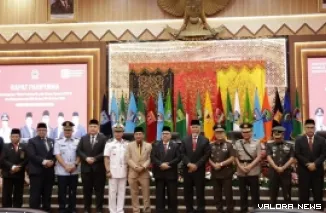 Ketua DPRD Sumbar, Muhidi didampingi para wakil ketua dan gubernur Sumbar, dalam rapat paripurna dengan agenda mendengarkan pidato presiden pada sidang bersama DPR-DPD, Jumat. (humas)