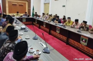 Gubernur Sumbar, Mahyeldi didampingi Jefrinal Arifin (Kadis Kebudayaan) menerima audiensi Forum Silaturahmi Limbago Adat Minangkabau di ruang rapat gubernuran, Selasa siang. (mangindo kayo)