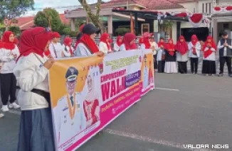 Wawako Bukittinggi, Ibnu Azis membuka kegiatan Empowerment Walk 10.000 Langkah Perempuan Sehat di depan rumah dinas wakil wali kota, Ahad. (humas)