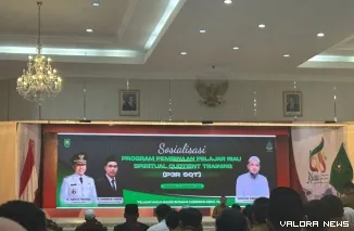 Gubernur Riau, Abdul Wahid memberikan arahan pada kegiatan Sosialisasi Program Pembinaan Pelajar Riau Spiritual Quotient Training (P3R SQT) di Gedung Daerah Balai Serindit, Senin. (humas)
