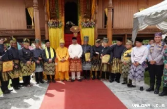Gubernur Riau, Abdul Wahid dan raja Rokan dan tokoh masyarakat, foto bersama usai peresmian kembali Istana Kerajaan Rokan, Sabtu. (humas)