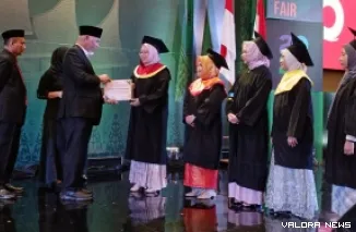 Gubernur Sumbar, Mahyeldi serahkan sertifikat kelulusan pada pelaku UMKM yang telah menyelesaikan program PLUZI Academy di Padang, Ahad. (humas)