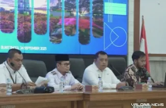 Wawako Bukittinggi, Ibu Azis memimpin rapat konsolidasi Tim Koordinasi Penanggulangan Kemiskinan (TKPK) Bukittinggi, di Aula Balaikota Bukittinggi, Rabu. (hamriadi)