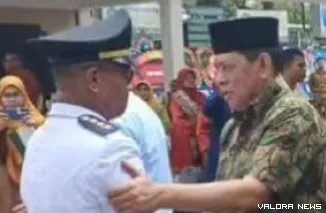 Ketua Syarikat Islam (SI) Kota Bukittinggi. Tuanku Rismaidi memberikan selamat pada Hendra Eka Putra usai dilantik jadi camat ABTB, Selasa. (hamriadi)
