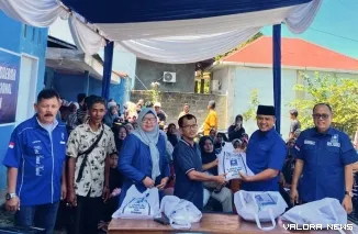 Empat dari Lima Anggota Fraksi PAN DPRD Pessel (ki-ka): Ardiul, Baslianti Ilyas, Ermizen, dan Novermal, menyerahkan bansos beras ke masyarakat, di Kantor DPD PAN Pessel, Painan, Minggu (14/9/2025). FOTO: Dok DPD PAN Pesisir Selatan