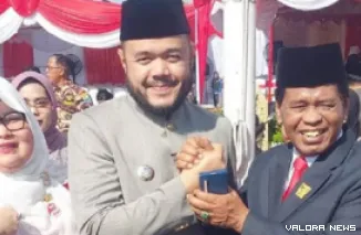 Wako Padang, Fadly Amran salam kompak dengan Wakil Ketua DPRD Padang, Jufri usai Peringatan Hari Ulang Tahun (HUT) ke-80 Republik Indonesia di Tugu Apeksi Balai Kota, Ahad. (humas)