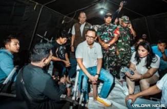 Direktur SDM dan Digital InJourney, Herdy Harman dan jajaran, berdialog dengan korban banjir Bali di tenda penampungan, disela kegiatan penyaluran bantuan, kemarin. (humas)