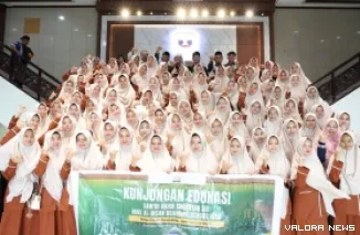 Anggota DPRD Sumbar, Irsyad Syafar dan Maifrizon (Sekwan) foto bersama dengan santri kelas XII MAS Al-Ihsan Boarding School Riau, Rabu. (humas)