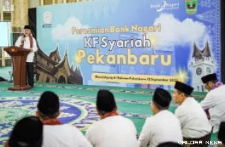 Gubernur Sumbar, Mahyeldi memberikan sambutan pada peresmian Kantor Fungsional Nagari Syariah, Pekanbaru di Masjid Agung Ar Rahman, Pekanbaru, Riau, Jumat. (humas)