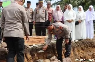 Kapolres Pasaman Barat, AKBP Agung Tribawanto letakan batu perdana pembangunan Mushalla Darul Agung di Polsek Pasaman, Kamis. (robbi irwan)
