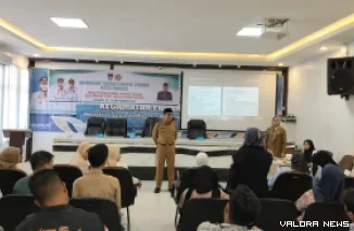 Kepala Dinas Sosial Kota Padang Heriza Syafani Saat Membuka Bimtek Karang Taruna Kota Padang di Aula Kantor Camat Padang Barat, Selasa (23/9/2025)