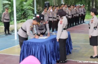 Kapolres Pasbar, AKBP Agung Tribawanto menandatangani berita acara serah terima jabatan Kasat Lantas di lapangan apel, Sabtu. (humas)