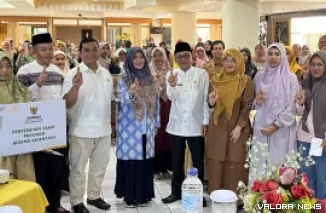 Ketua TP PKK Bukittinggi, Yesi Endriani dan jajaran, foto bersama usai penyerahan bantuan dari Baznas untuk penanganan stunting, Selasa. (humas)