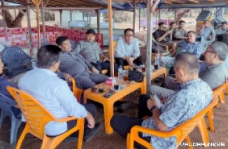 Ketua Komisi II DPRD Kota Padang, Rachmad Wijaya dan rombongan, diskusi tentang pembenahan Pantai Air Manis, pada agenda kunjungan lapangan, Rabu. (humas)