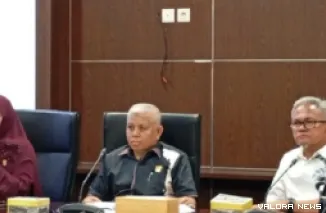 Ketua Pembahasan Ranperda Fasilitasi dan Pengelolaan Pesantren, Nurfirmanwansyah didampingi Lazuardi Erman dan Sri Kumala Dewi pada rapat finalisasi bersama mitra kerja terkait, Kamis. (humas)