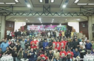 Wawako Bukittinggi, Ibnu Azis foto bersama dengan panitia dan peserta Kopdarnas ke-7 KPPS, di Balai Sidang Bung Hatta, Ahad. (humas)