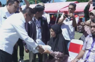 Wako Bukittinggi, Ramlan Nurmatias menyerahkan paket Sembako pada perwakilan Lansia di halaman kantor balai kota, Rabu. (humas)