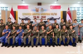 Direktur Latihan Manyar Indopura dari TNI AU, Kolonel (Pnb) David Dwi Martin W bersama Direktur Latihan Manyar Indopura dari RSAF, Kolonel Philip Khoo dan para penerbang, usai pembukaan Latma di ruang Sadewa, Gedung VIP Pandawa Lanud Rsn. (humas)