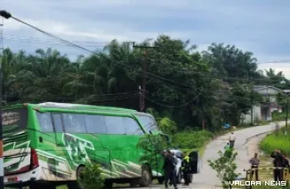 Proses pengiriman lima orang Narapidana Narkoba di Lapas Pekanbaru ke Nusakambangan, Senin. Mereka diberangkatkan dengan jalan darat. (humas)