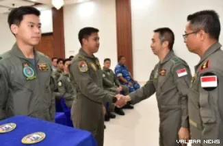 Bertukar cenderamata tandai penutupan Latma Manyar Indopura ke-20 tahun 2025 di ruang Sadewa, Gedung VIP Pandawa, Lanud Roesmin Nurjadin (Rsn), Pekanbaru, Kamis. (humas)