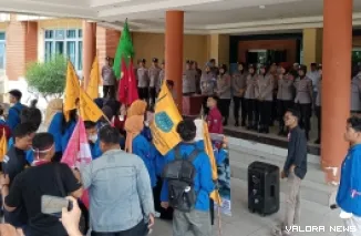 Mahasiswa yang tergabung dalam Cipayung Plus Pasbar, menggelar aksi demo di kantor DPRD Pasbar, Senin. (robbi irwan)