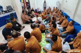 Kepala Badan Pelindungan Pekerja Migran Indonesia (BP3MI) Riau, Fanny Wahyu Kurniawan memberikan arahan pada PMI usai dideportasi dari Malaysia, Sabtu sore. (humas)