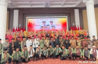 Wako Bukittinggi, Ramlan Nurmatias foto bersama dengan perantau IKKLJ Riau di Balairung Rumah Dinas Wali Kota Bukittinggi, Sabtu. (humas)